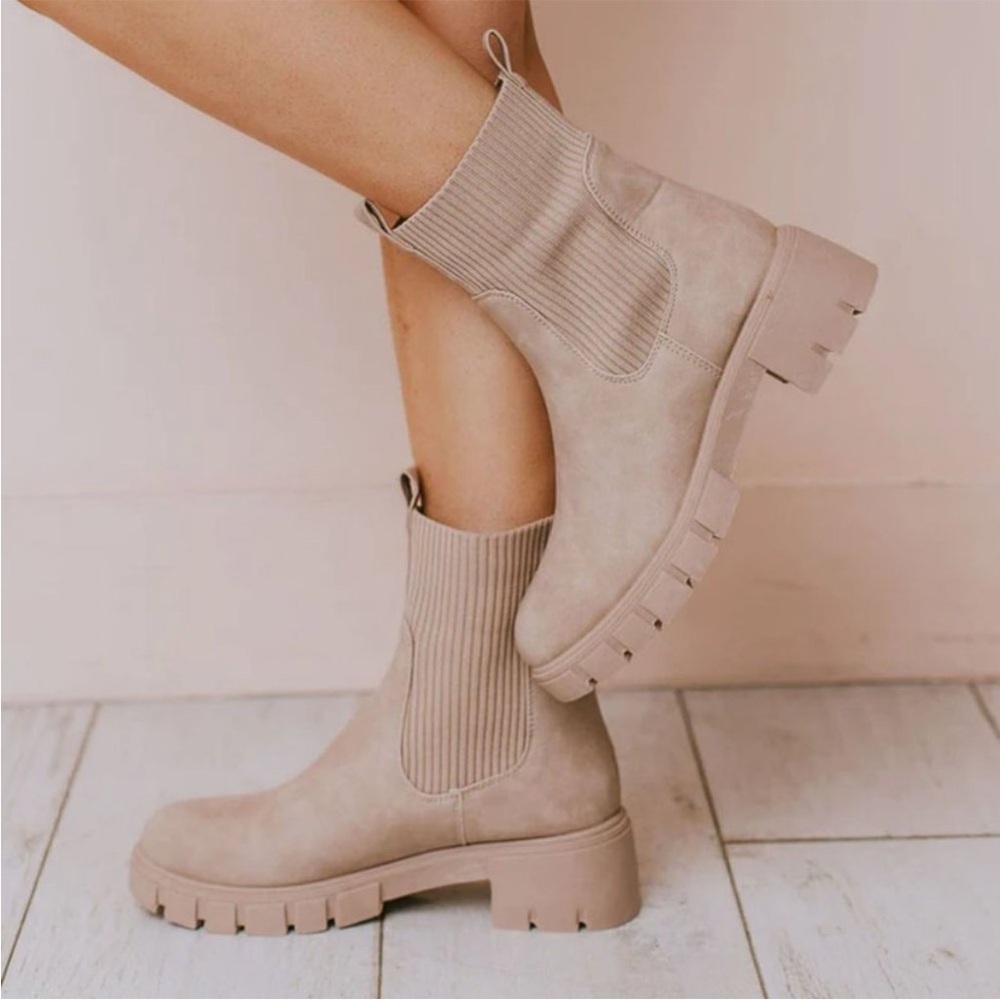 Qupid brand Beige Chunky Lug Sole Platform Elastic Sock Ankle Boots. Size 8